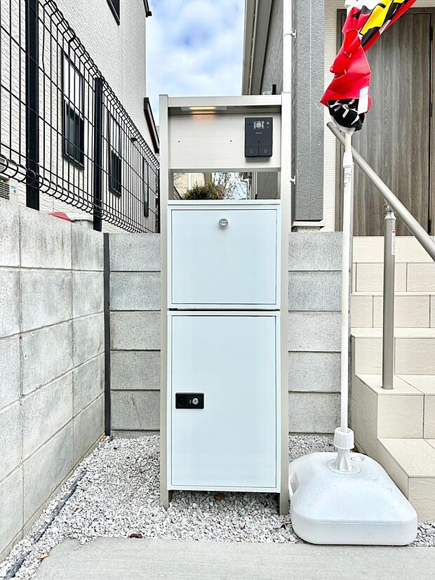 表札・インターホン・ポスト・宅配BOXをひとつに集約。エントランスになじむシンプルデザイン。