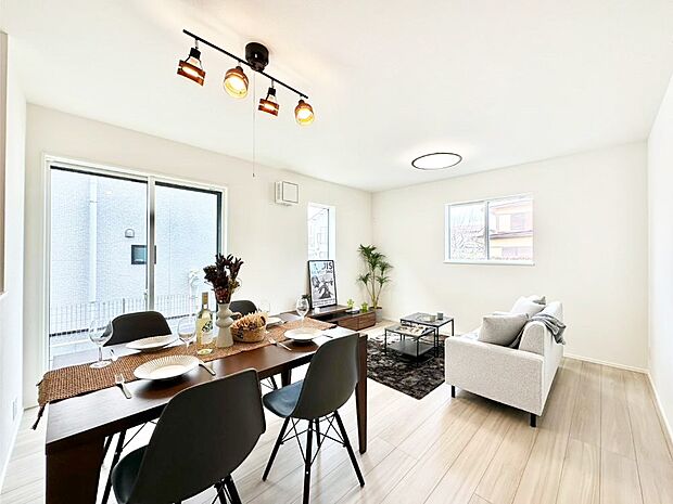 自然光が取り込まれ、家族団らんの場所を明るく演出