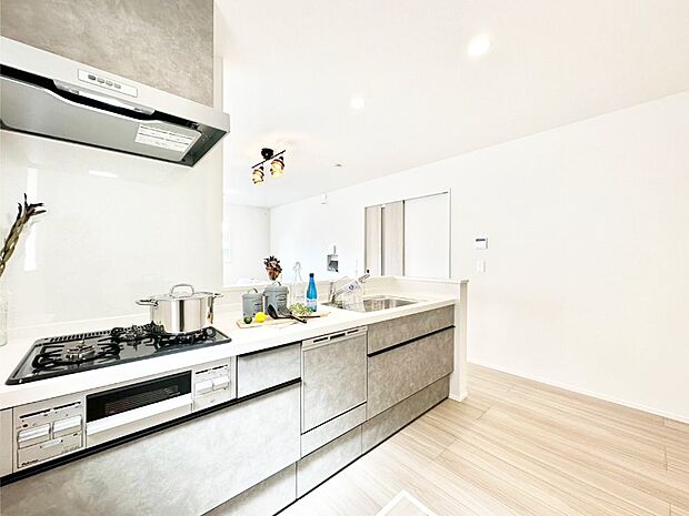 カウンター越しに楽しいおしゃべり。いつものお料理がもっと美味しくなりそうですね。