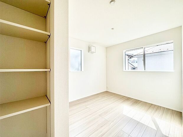 2面採光で気持ちよく自然光が取り入れられるのでお子様のお部屋にもピッタリ