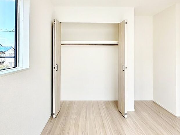 毎日着る衣類や荷物などの収納に便利なクローゼット付きです。