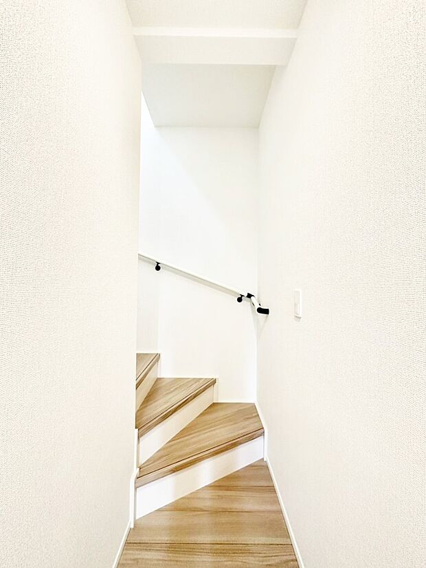 安全性を考慮し階段には手すりを設置しています