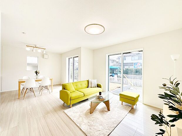 開放感ある広々リビングは明るい陽光が入り込む憩いの空間です!