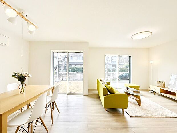 明るい陽光が注ぎ、寛ぎの雰囲気に満たされるリビングダイニング