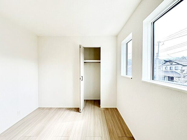 お子さまのお部屋としても!衣類の整理整頓に便利なクローゼット付きの洋室。