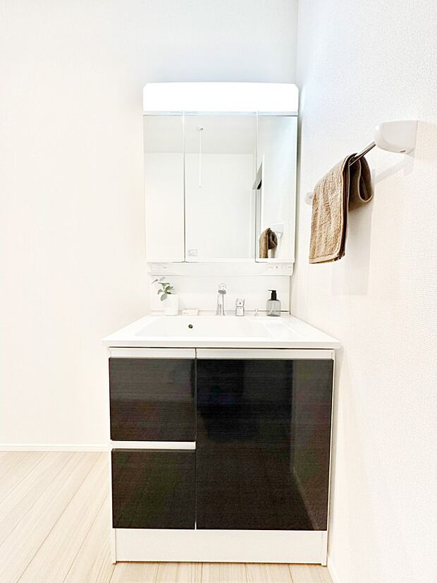 三面鏡キャビネット・シャワー付き洗面化粧台で忙しい朝の身支度もスムーズに!