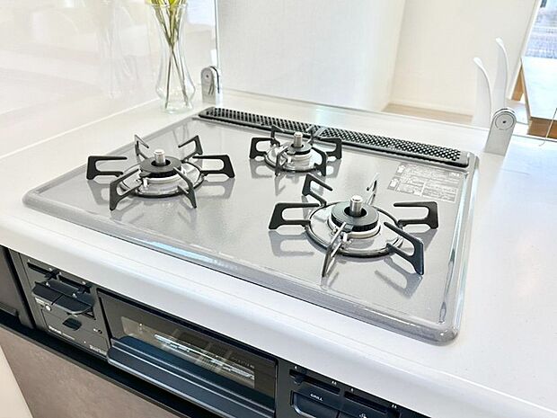 ガスコンロはSiセンサー搭載。火力調節や焦げ付き・消し忘れも防いでくれます。