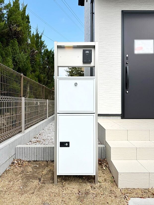 表札・インターホン・ポスト・宅配BOXが一体型となったシンプルデザインの門柱