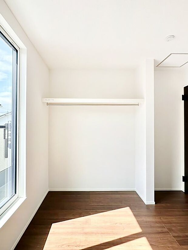 毎日着る衣類や荷物などの収納に便利なクローゼット付きです。