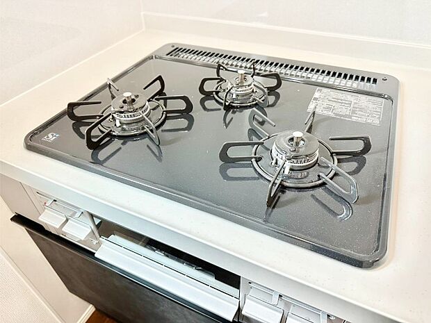 ガスコンロはSiセンサー搭載。火力調節や焦げ付き・消し忘れも防いでくれます。