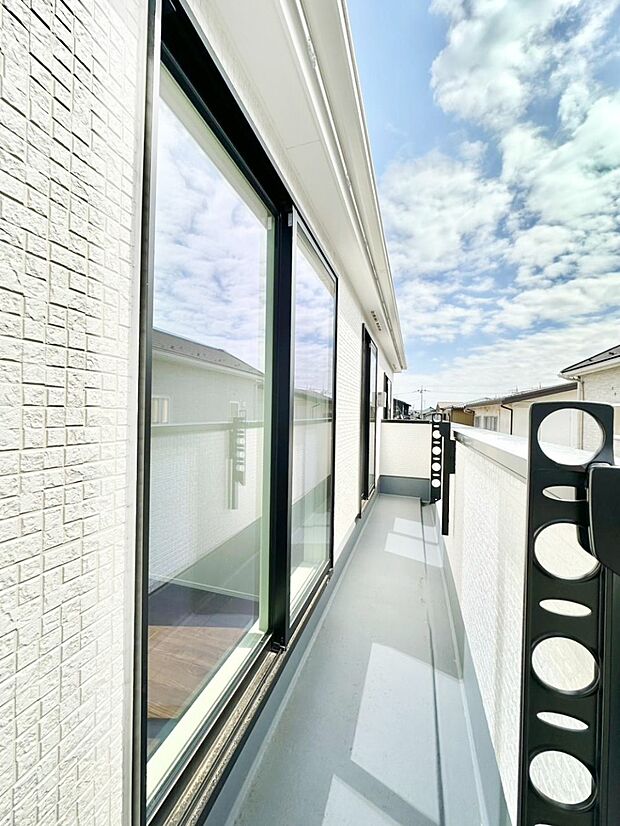 暖かな陽光が降り注ぐバルコニーはお洗濯におすすめ。爽やかな風も心地よいです。