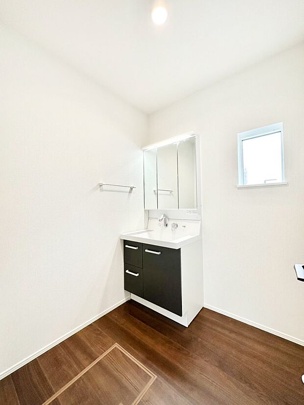 清潔感のある快適空間です。毎日の身支度も気持ち良くお使い頂けます。