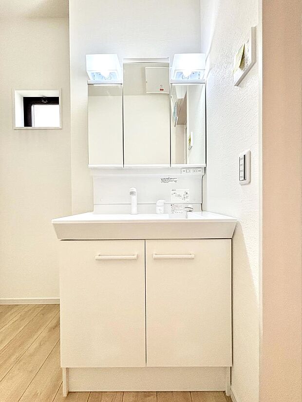 大きく見やすい三面鏡で清潔感ある洗面台は、身だしなみチェックや肌のお手入れにおすすめです。