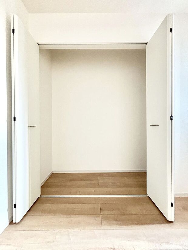 リビング収納。ここに収納があると物が集まるLDKがスッキリ片付きそうですね。