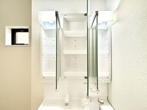 三面鏡の裏に、化粧品や衛生用品などを収納可能。洗面台をすっきりと保ちます!