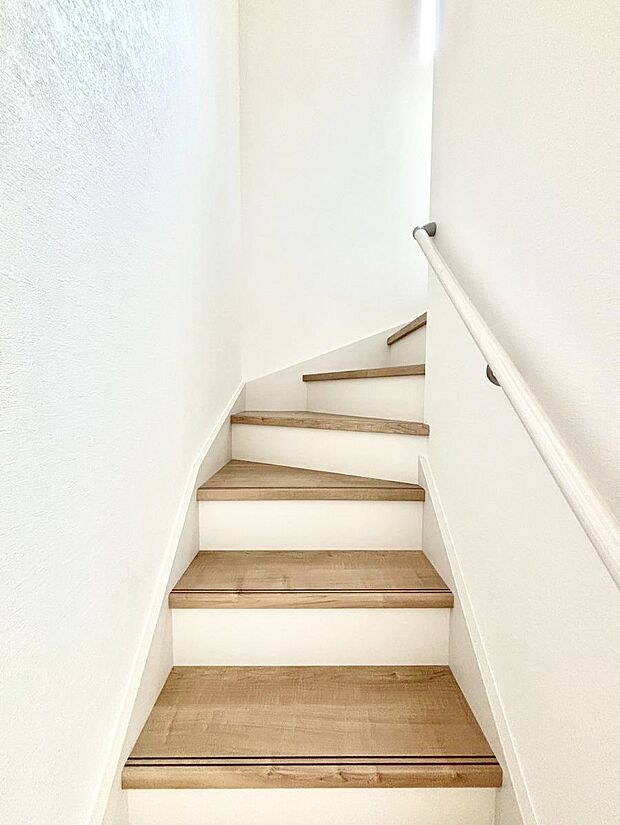 階段は手すり付きなので小さなお子さまやご高齢の方も安心です