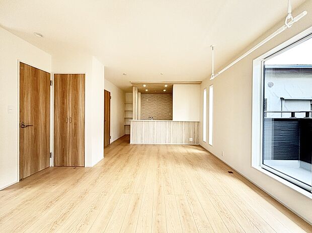 大きな窓からたっぷりの陽光と風を感じられるリビング