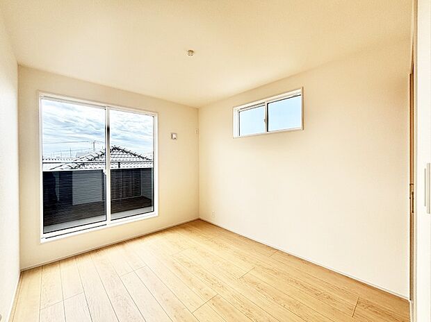 明るいバルコニーサイドに洋室を設置。目覚めの良い寝室に。