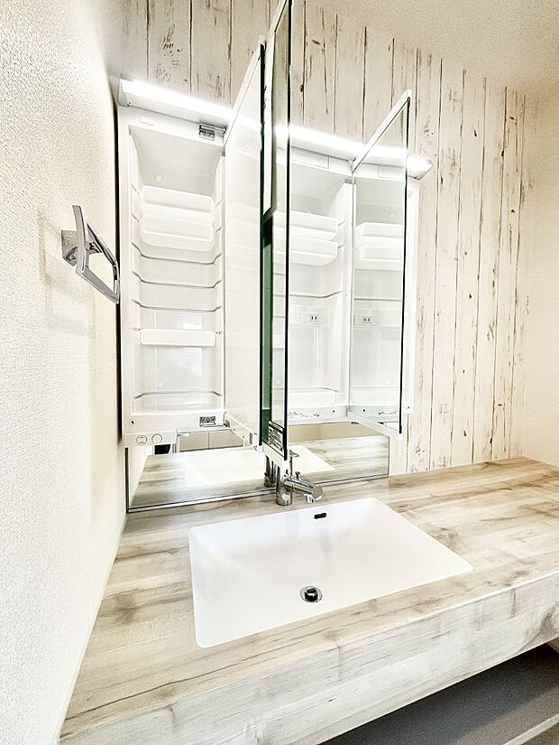 三面鏡の裏に、化粧品や衛生用品などを収納可能。洗面台をすっきりと保ちます!