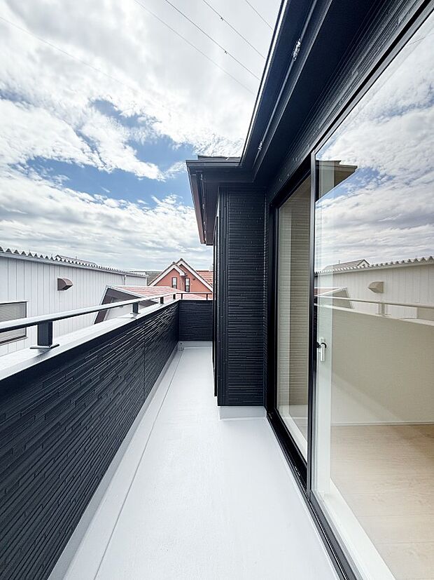 暖かな陽光が降り注ぐバルコニーはお洗濯におすすめ。爽やかな風も心地よいです。