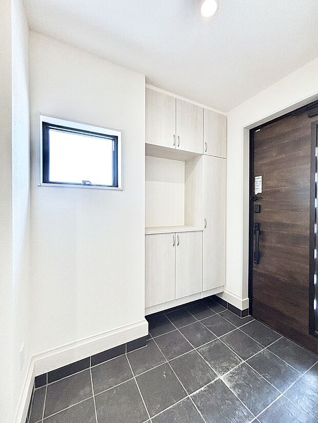 窮屈さを感じさせない広々玄関!