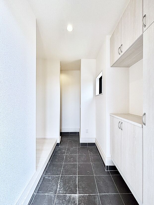 収納スペース充実の玄関です。玄関がスッキリまとまっていると気持ちが良いですね。