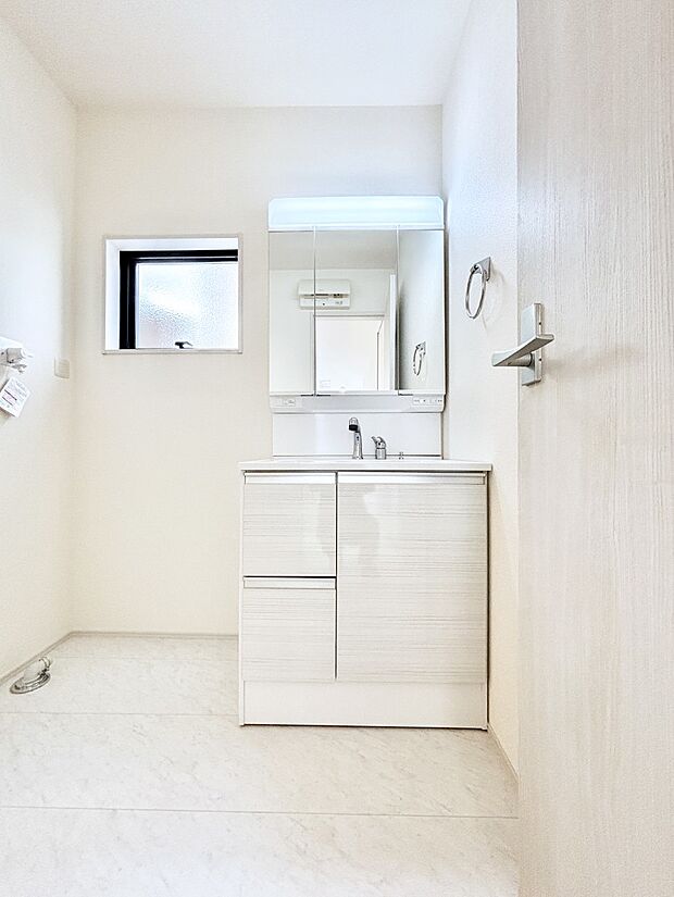 大きく見やすい三面鏡で清潔感ある洗面台は、身だしなみチェックや肌のお手入れにおすすめです。