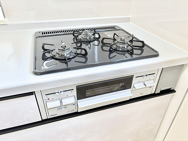 ガスコンロはSiセンサー搭載。火力調節や焦げ付き・消し忘れも防いでくれます。