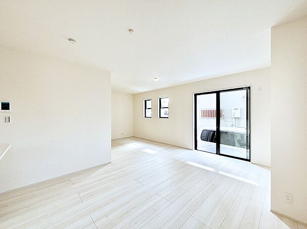 日当たりの良いリビング。お気に入りのグリーンを飾れば更に心地よさがアップ!