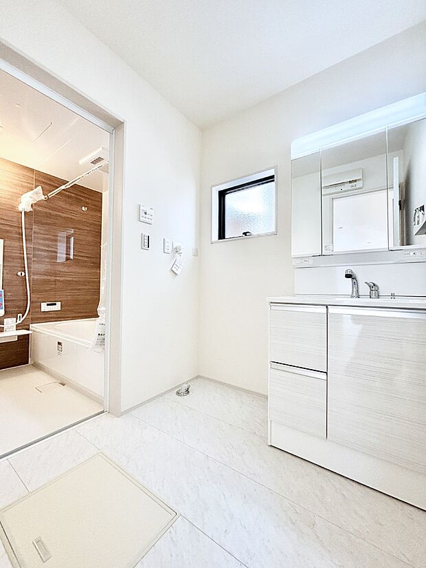 小窓がついているので湿気の多い場所でも換気が十分行えます。毎日の身支度を気持ち良く!