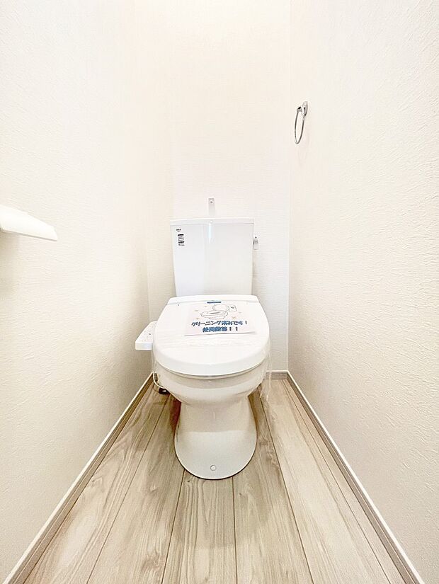 明るく清潔感のあるトイレです。