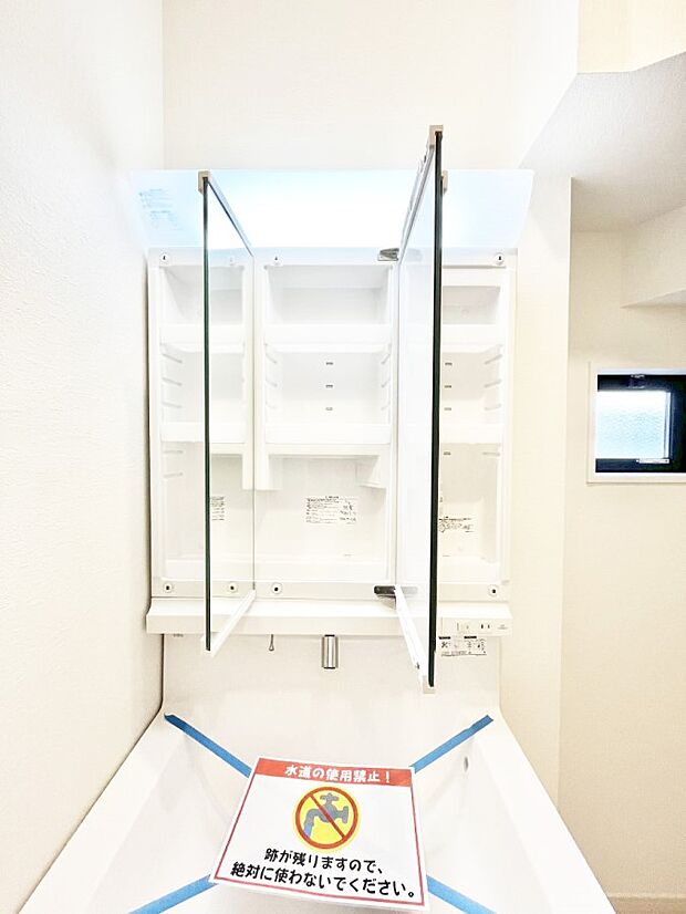 三面鏡の裏に、化粧品や衛生用品などを収納可能。洗面台をすっきりと保ちます!