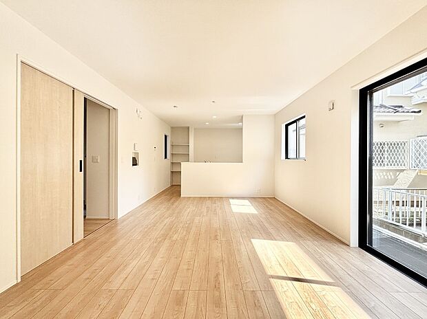 ナチュラルテイストの優しく柔らかい色使いのフローリングが素敵なリビングですね。