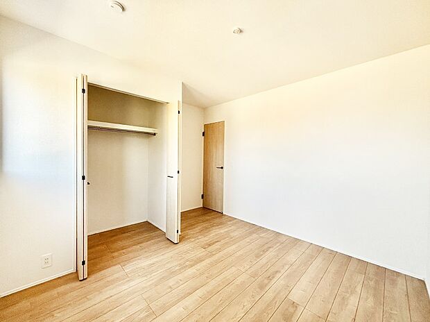 使いやすい形でベットや家具の置き方にも困ることもありません。