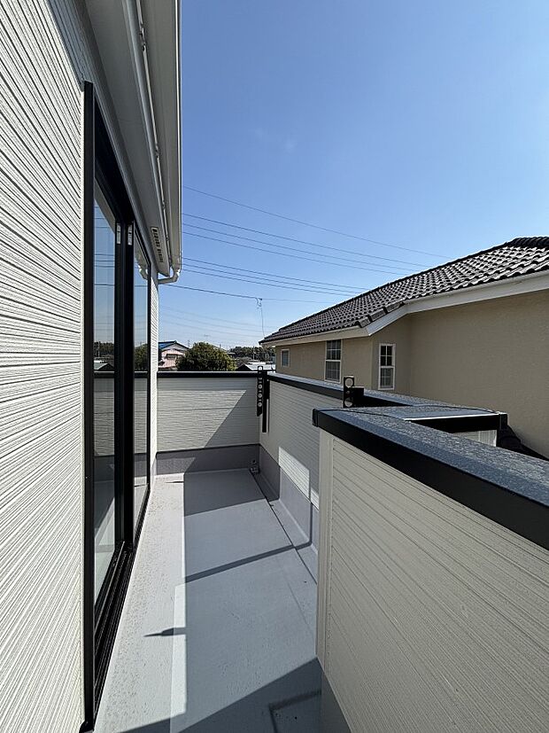 暖かな陽光が降り注ぐバルコニーはお洗濯におすすめ。爽やかな風も心地よいです。