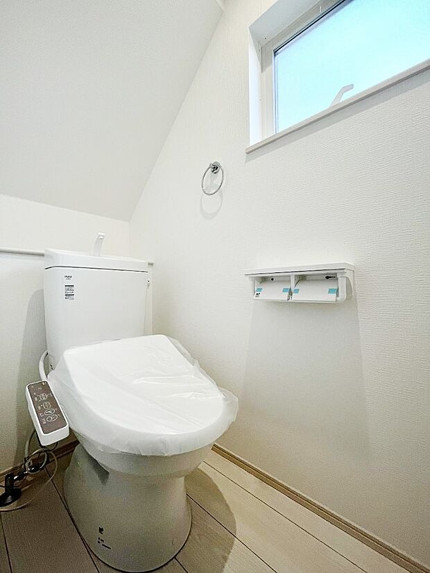 明るく清潔感のあるトイレです。