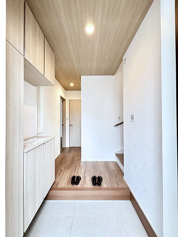 明るい玄関はお客様をお出迎えするのにぴったりです!