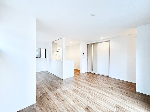 ご家族の賑やかな話し声で包まれる明るいリビング