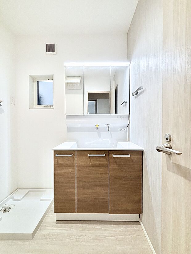 大きく見やすい三面鏡で清潔感ある洗面台は、身だしなみチェックや肌のお手入れにおすすめです。