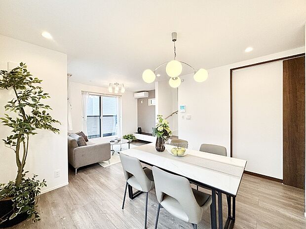 どこにいても家族のつながりを感じられるコミュニケーションリビング。