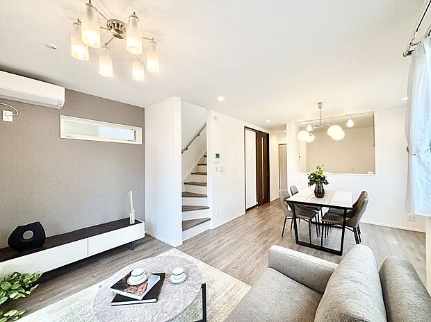 内装「ただいま」「おかえり」家族とのコミュニケーションが深まるリビングイン階段。