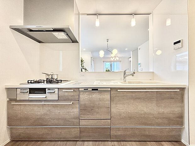 リビングを見渡せる人気のカウンターキッチン。 家族を見守りながら家事をすることができます。