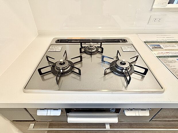 ガスコンロはSiセンサー搭載。火力調節や焦げ付き・消し忘れも防いでくれます。