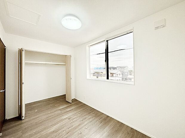 窓からのやさしい光が心地よいプライベートルーム