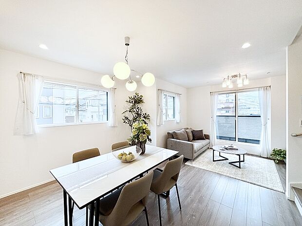 明るい2階リビング!外からの視線をシャットアウトして家族のプライバシーを守ります。