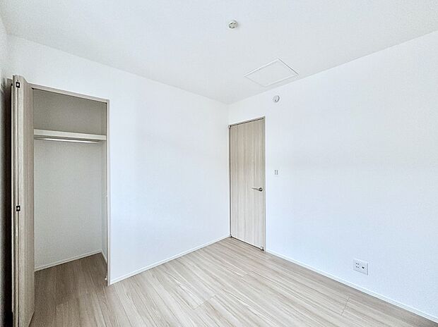 使いやすい形でベットや家具の置き方にも困ることもありません。