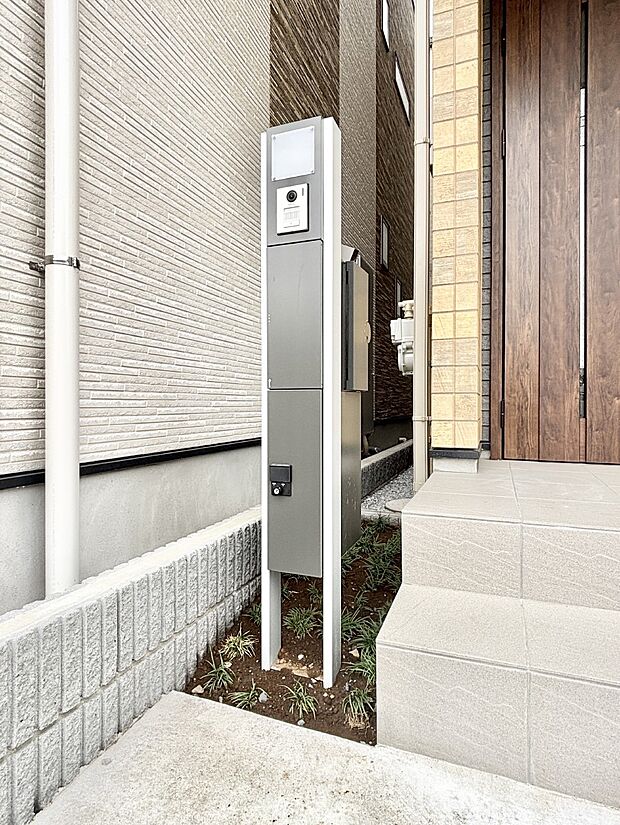表札・インターホン・ポスト・宅配ＢＯＸをひとつに集約。エントランスになじむシンプルデザイン。