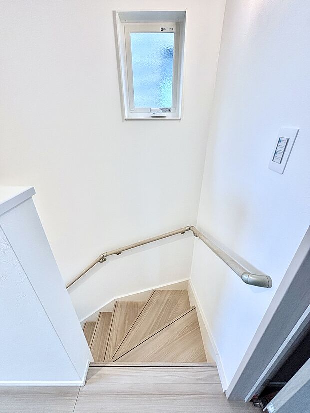 安全性を考慮し階段には手すりを設置しています