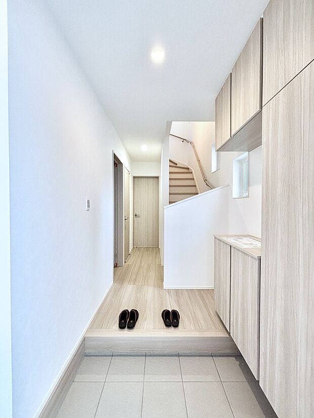 明るい玄関はお客様をお出迎えするのにぴったりです!