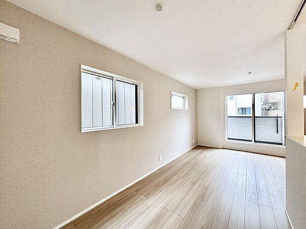 大きな窓からたっぷりの陽光と風を感じられるリビング